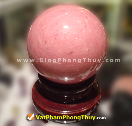 qua cau phong thuy da hong van rhodonite Giới thiệu về tính chất và tác dụng của 14 loại quả cầu đá quý phong thủy hiện nay